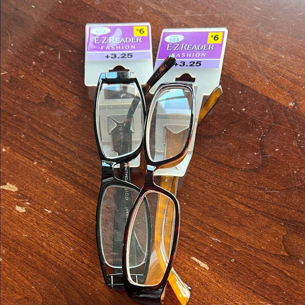 Stylish Reading Glasses Set - Picture 2 of 6